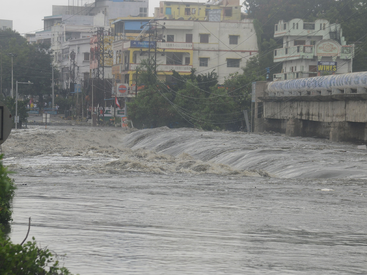 Heavy rains lash Hyderabad Photo Gallery - Sakshi51