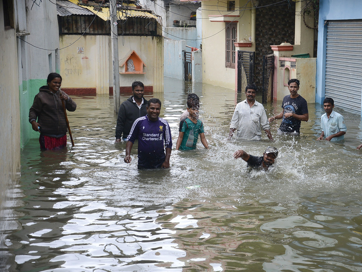 Heavy rains lash Hyderabad Photo Gallery - Sakshi52