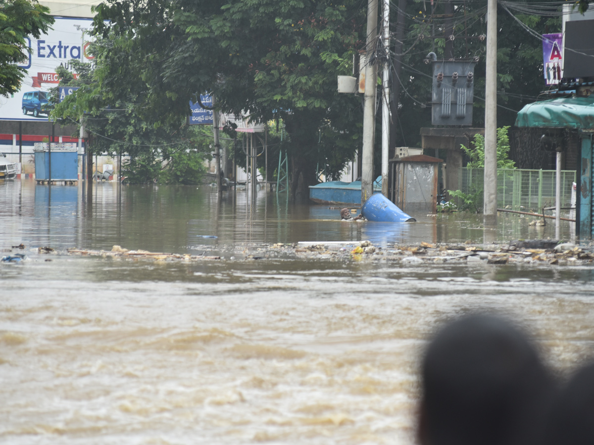 Heavy rains lash Hyderabad Photo Gallery - Sakshi5