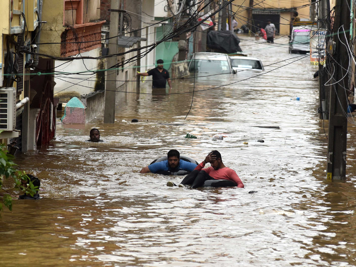 Heavy rains lash Hyderabad Photo Gallery - Sakshi6