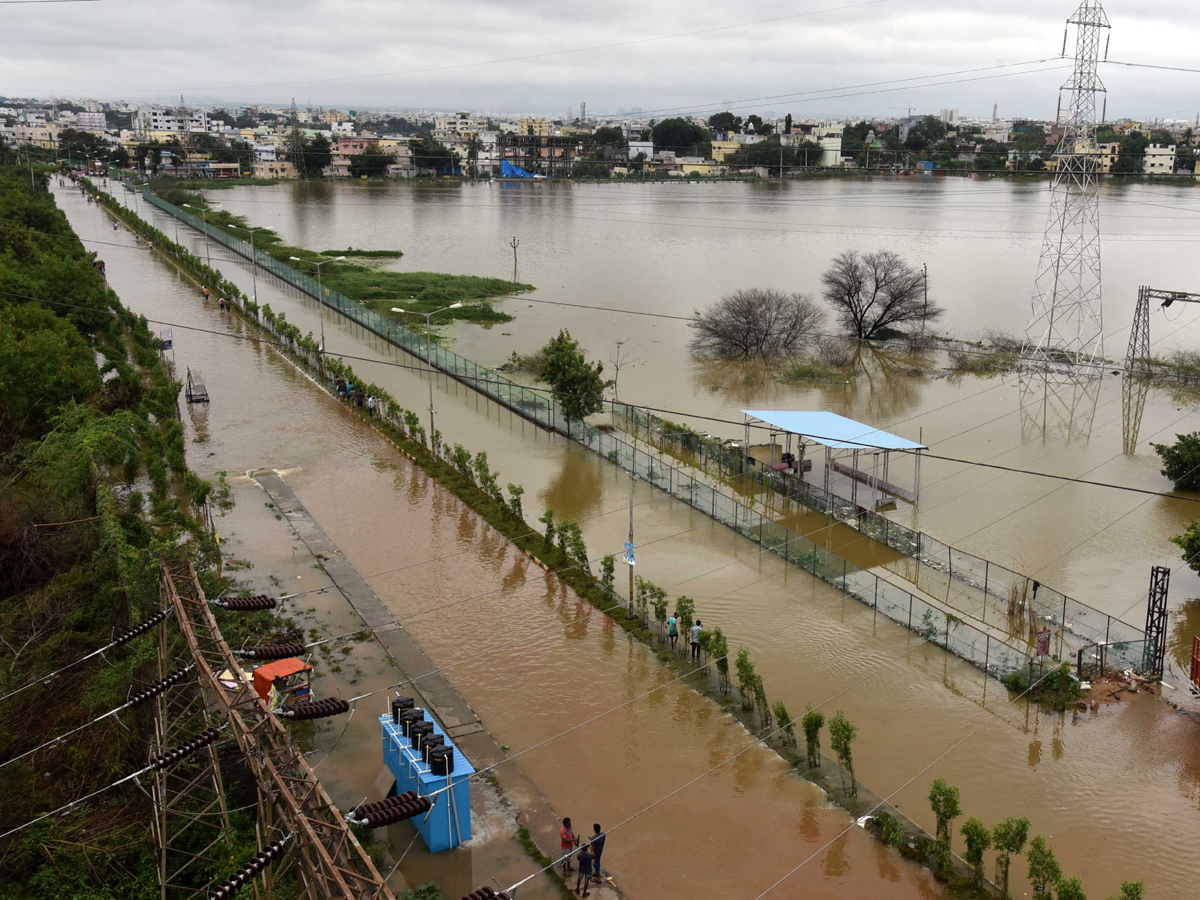 Heavy rains lash Hyderabad Photo Gallery - Sakshi8