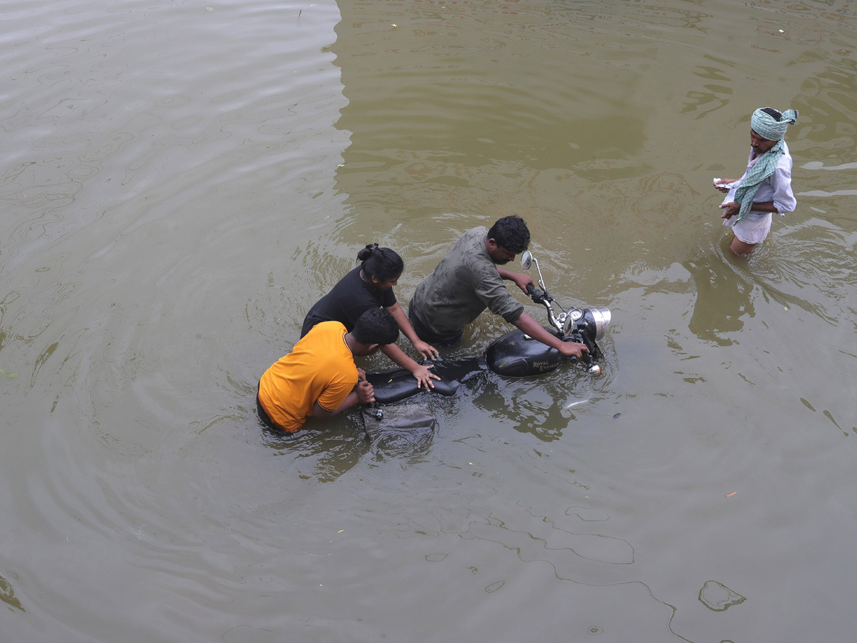 Heavy rains in Hyderabad Photos - Sakshi15