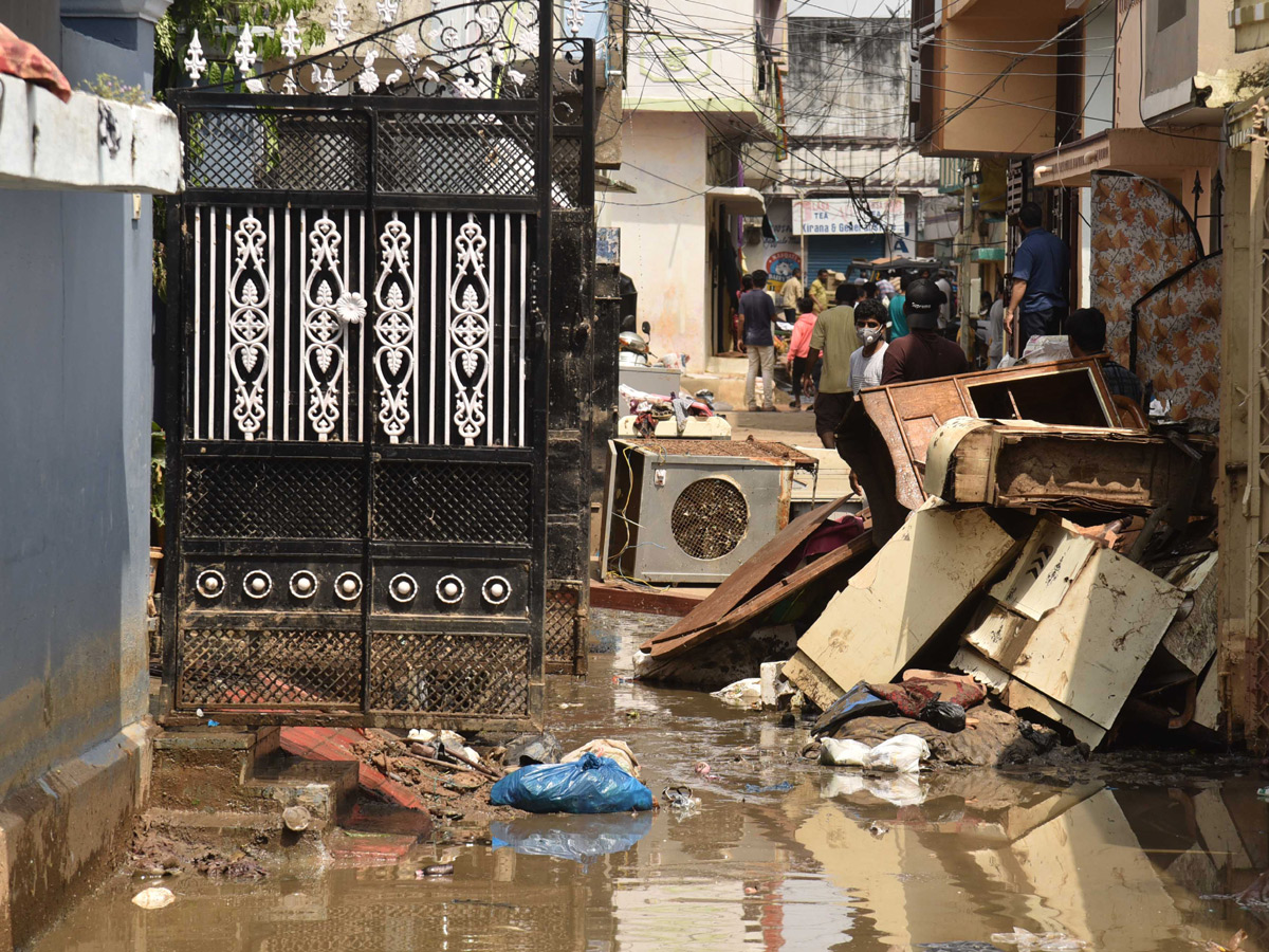 Heavy rains destroy homes and lives in Hyderabad Photo Gallery - Sakshi11