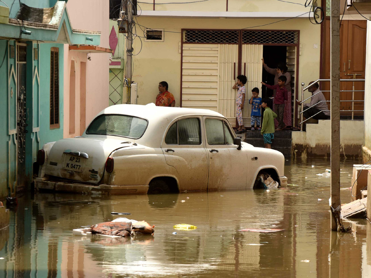 Heavy rains destroy homes and lives in Hyderabad Photo Gallery - Sakshi12