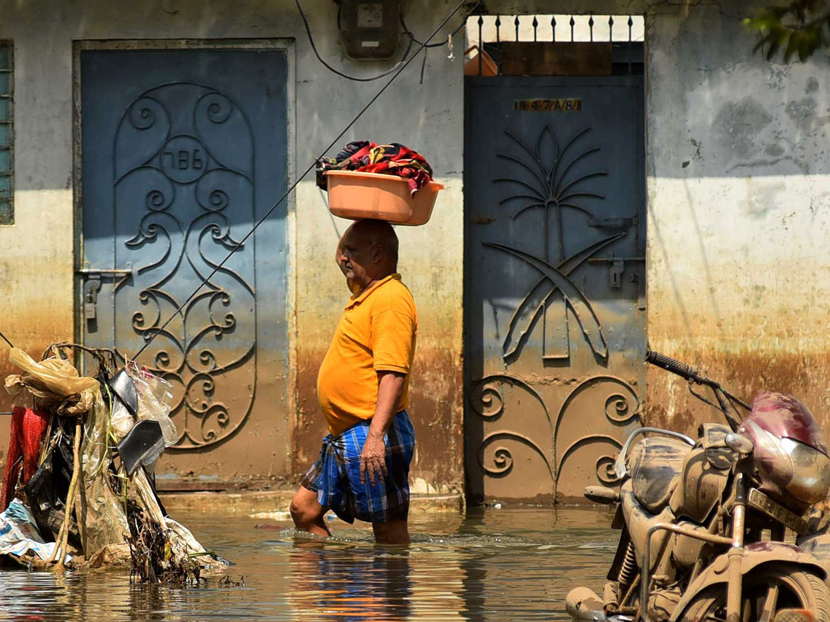 Heavy rains destroy homes and lives in Hyderabad Photo Gallery - Sakshi13