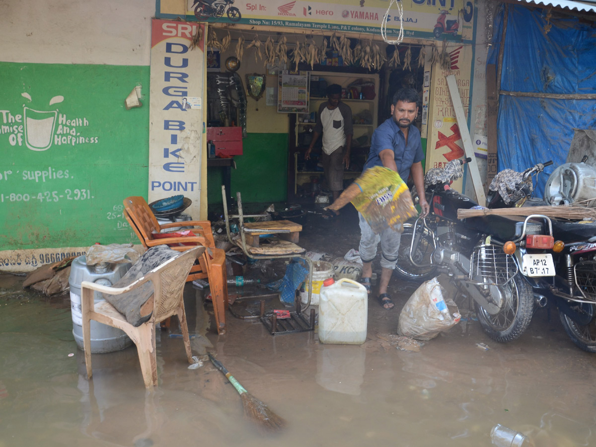 Heavy rains destroy homes and lives in Hyderabad Photo Gallery - Sakshi14