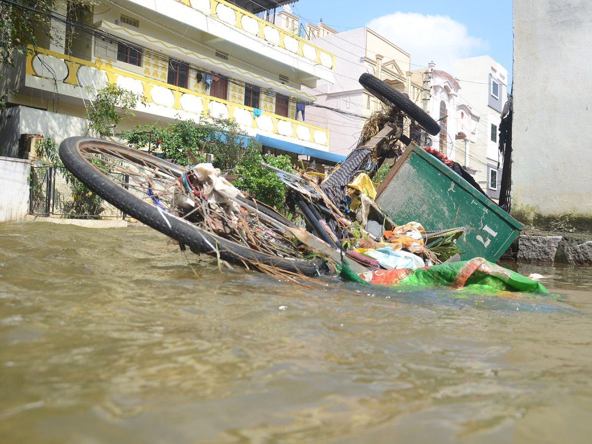 Heavy rains destroy homes and lives in Hyderabad Photo Gallery - Sakshi15