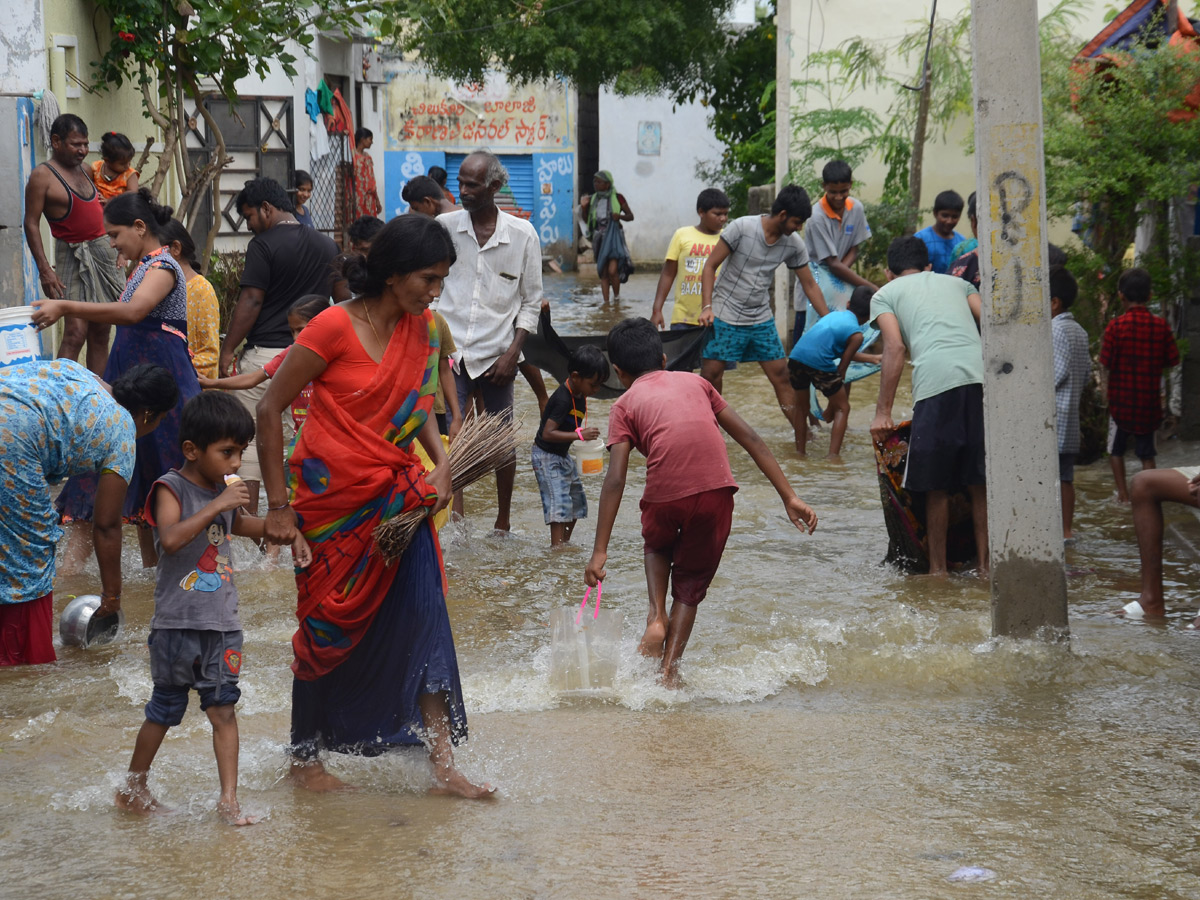 Heavy rains destroy homes and lives in Hyderabad Photo Gallery - Sakshi16