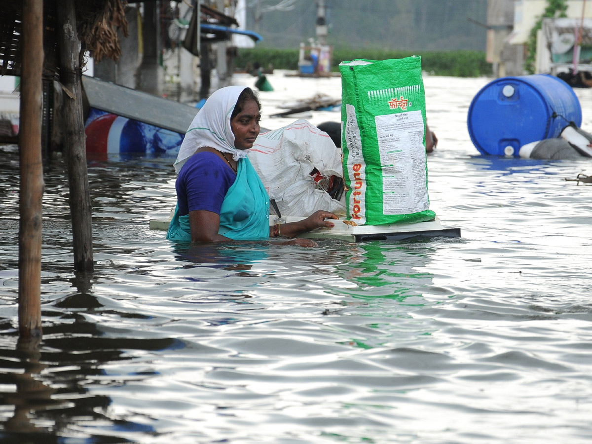 Heavy rains destroy homes and lives in Hyderabad Photo Gallery - Sakshi17