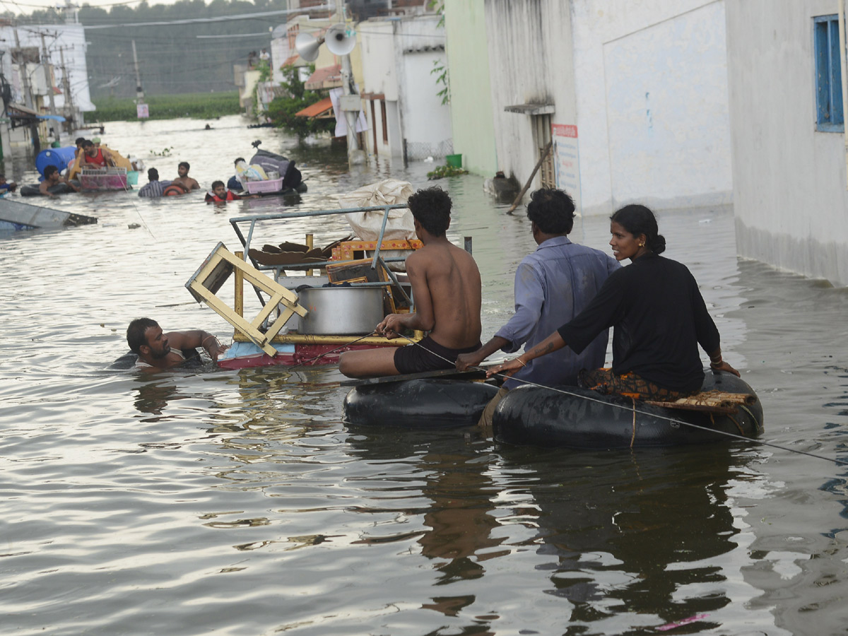 Heavy rains destroy homes and lives in Hyderabad Photo Gallery - Sakshi19