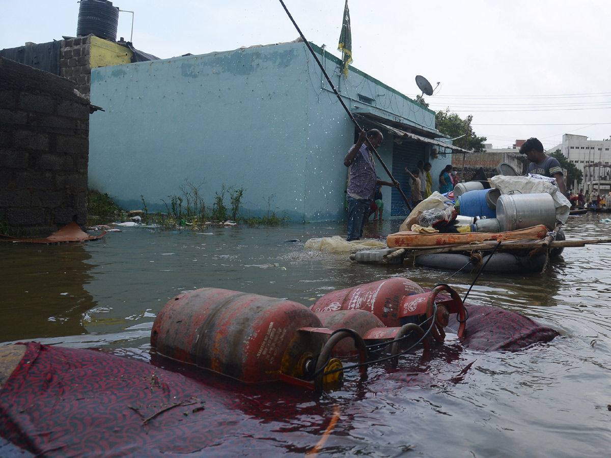 Heavy rains destroy homes and lives in Hyderabad Photo Gallery - Sakshi21