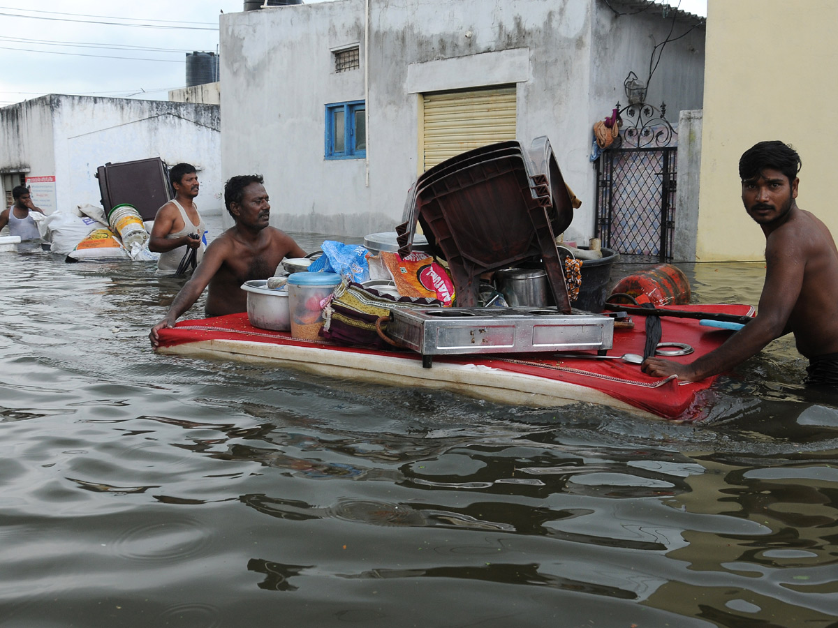 Heavy rains destroy homes and lives in Hyderabad Photo Gallery - Sakshi1