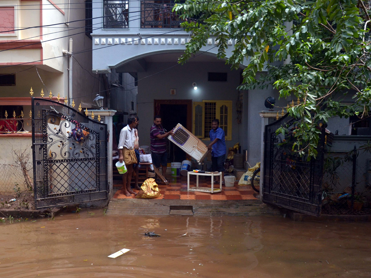 Heavy rains destroy homes and lives in Hyderabad Photo Gallery - Sakshi22