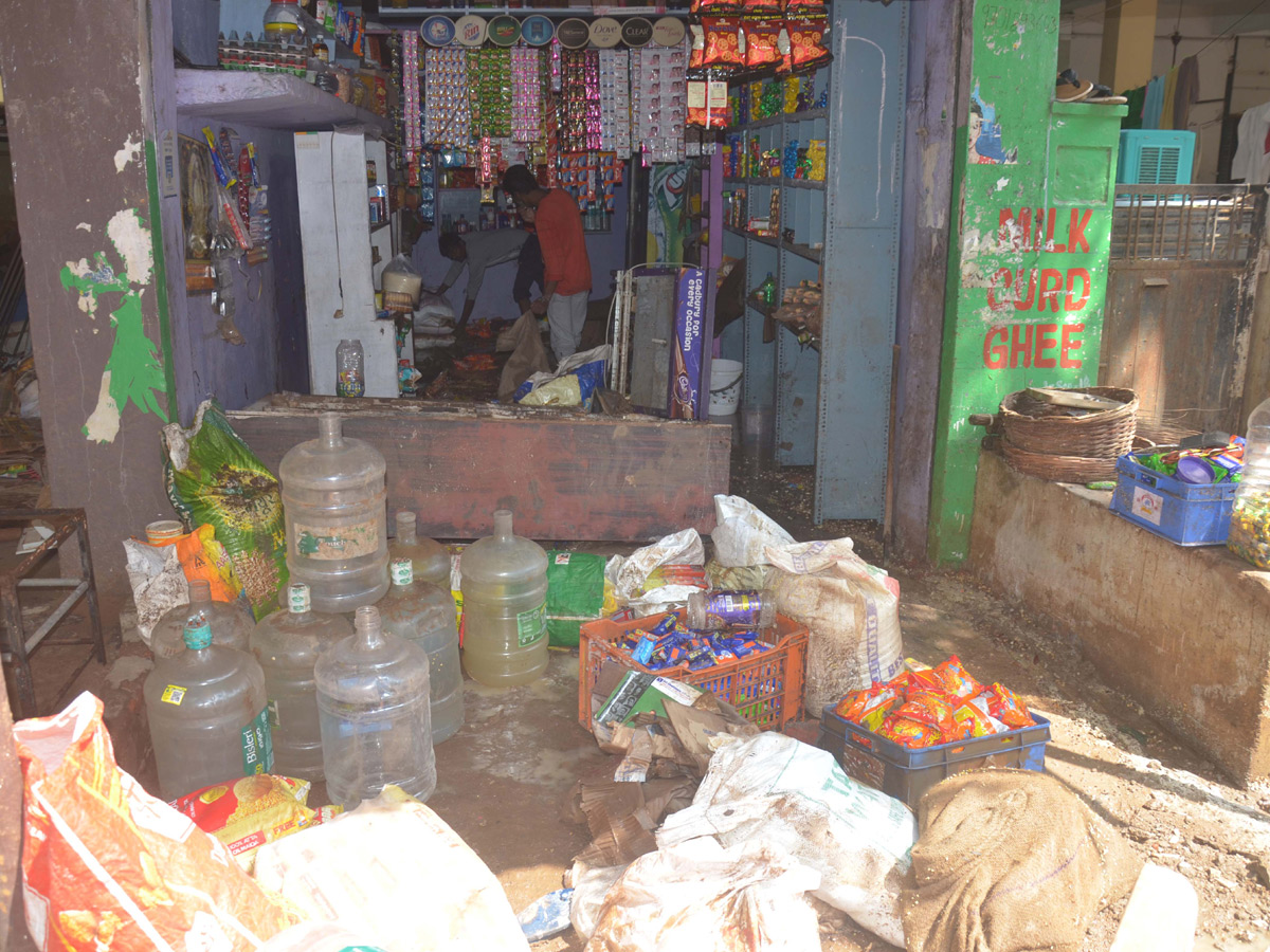 Heavy rains destroy homes and lives in Hyderabad Photo Gallery - Sakshi23