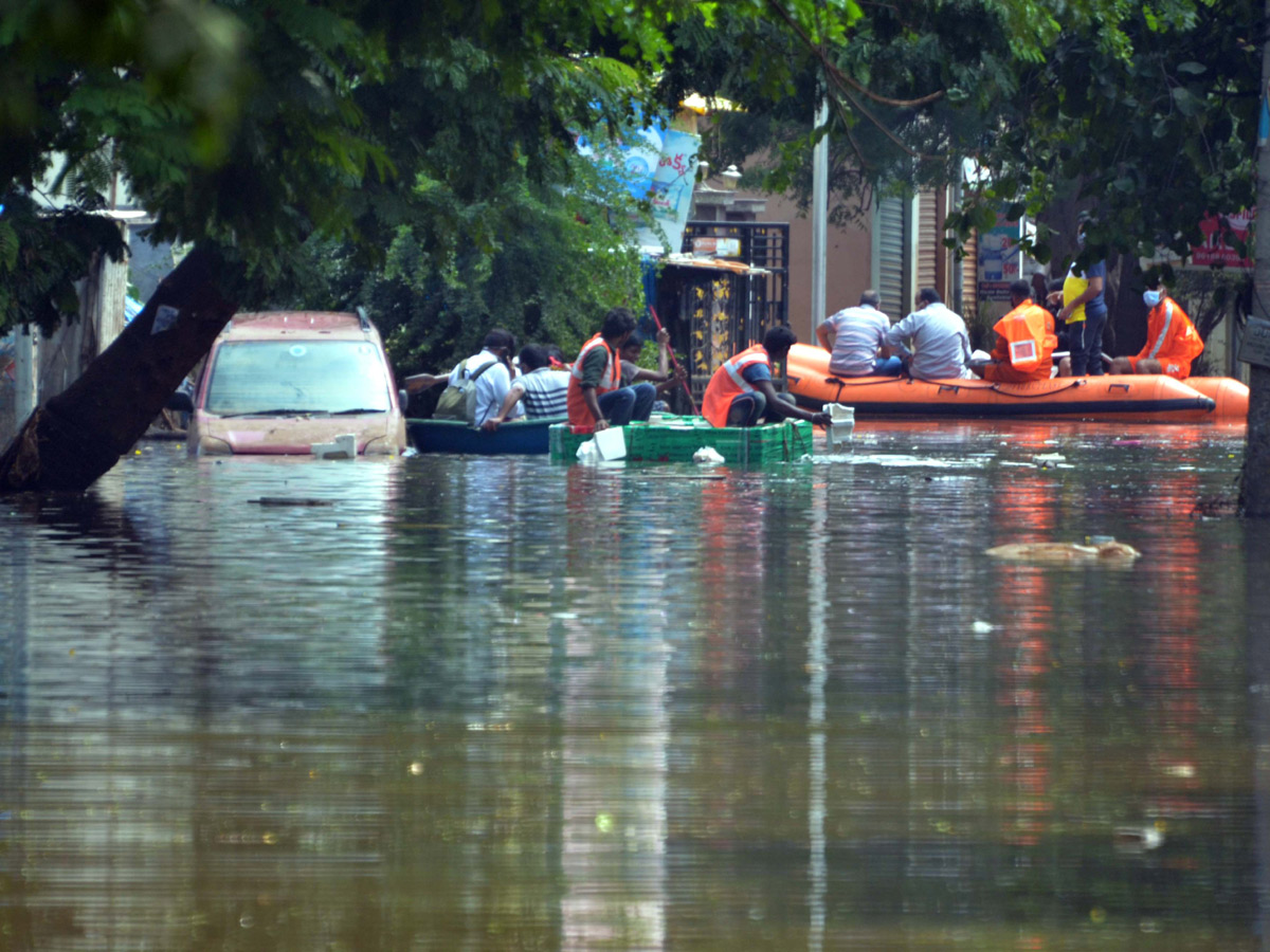 Heavy rains destroy homes and lives in Hyderabad Photo Gallery - Sakshi24