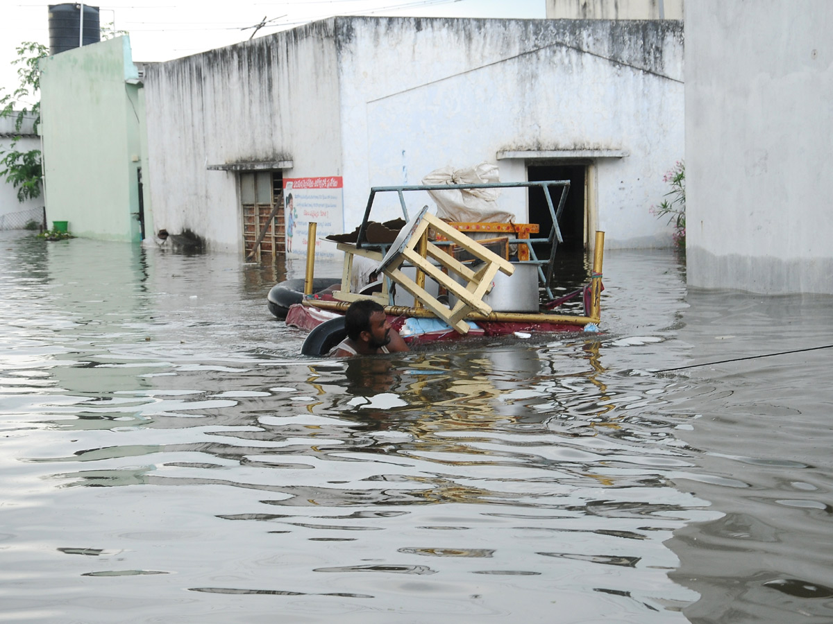 Heavy rains destroy homes and lives in Hyderabad Photo Gallery - Sakshi26