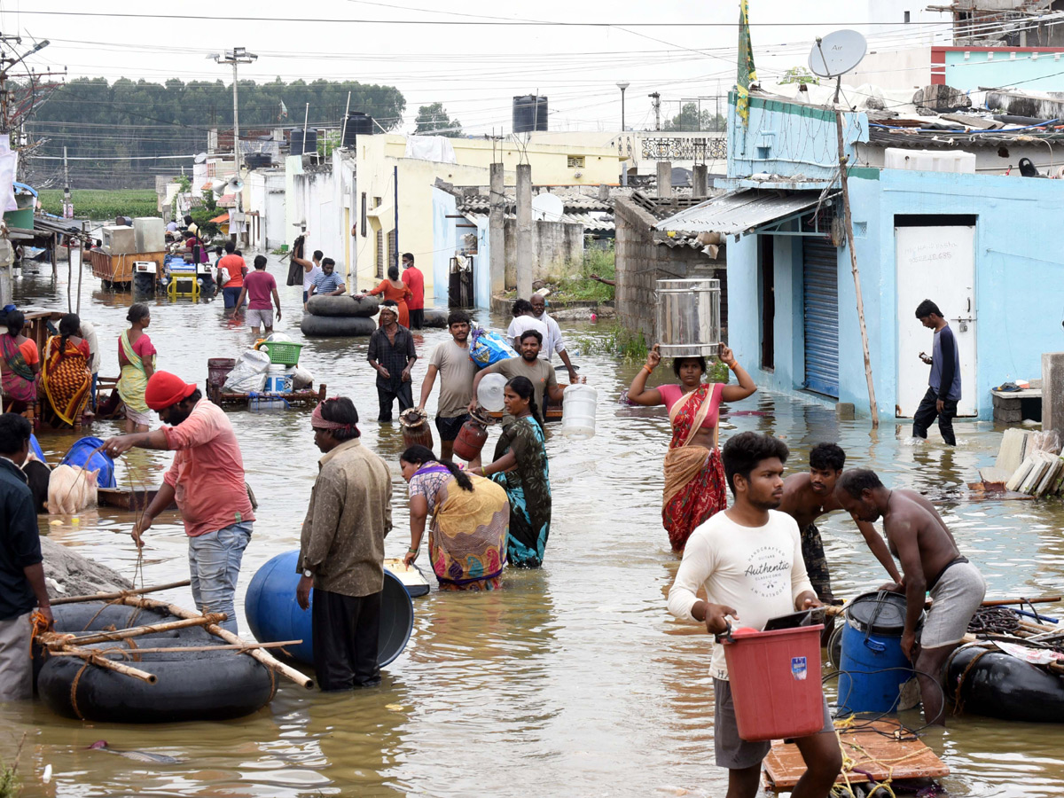 Heavy rains destroy homes and lives in Hyderabad Photo Gallery - Sakshi27