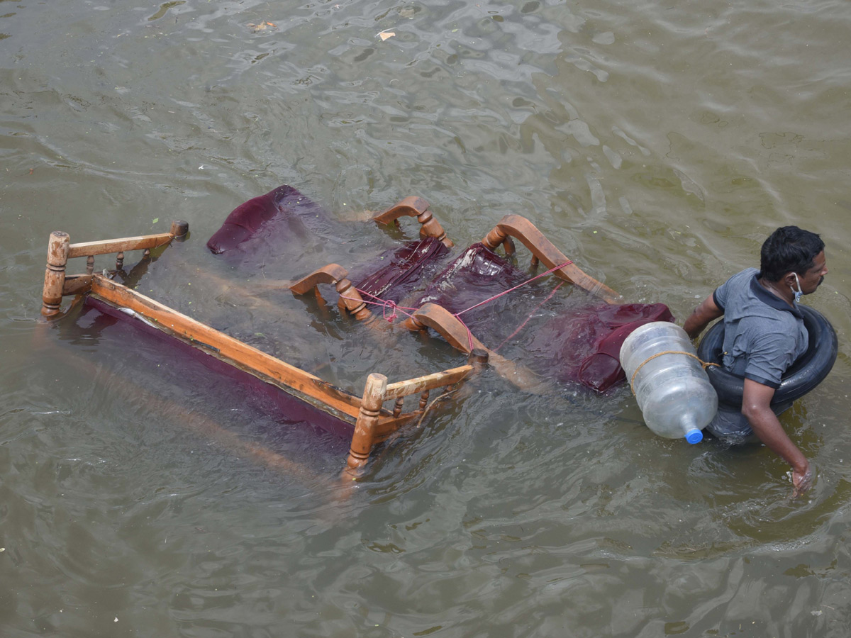 Heavy rains destroy homes and lives in Hyderabad Photo Gallery - Sakshi30