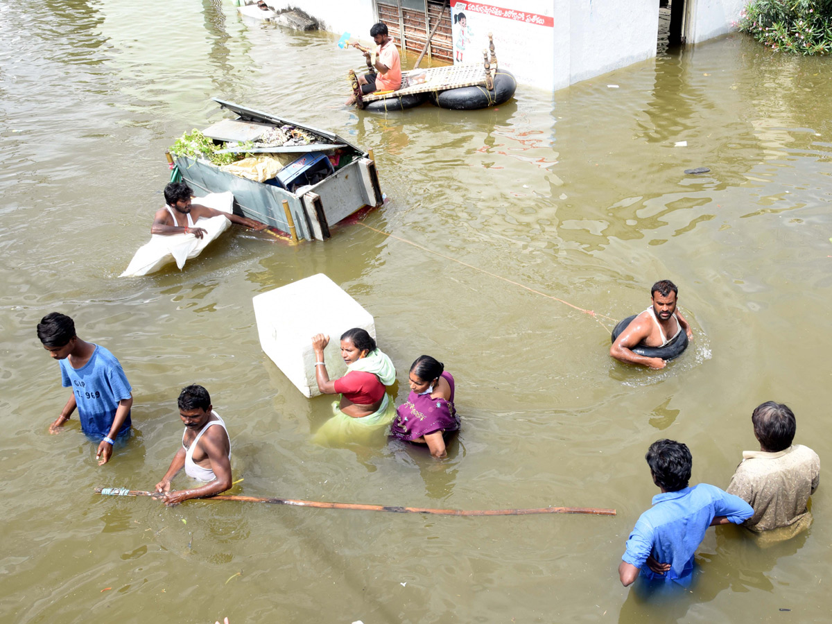 Heavy rains destroy homes and lives in Hyderabad Photo Gallery - Sakshi31