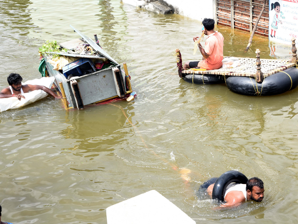 Heavy rains destroy homes and lives in Hyderabad Photo Gallery - Sakshi32