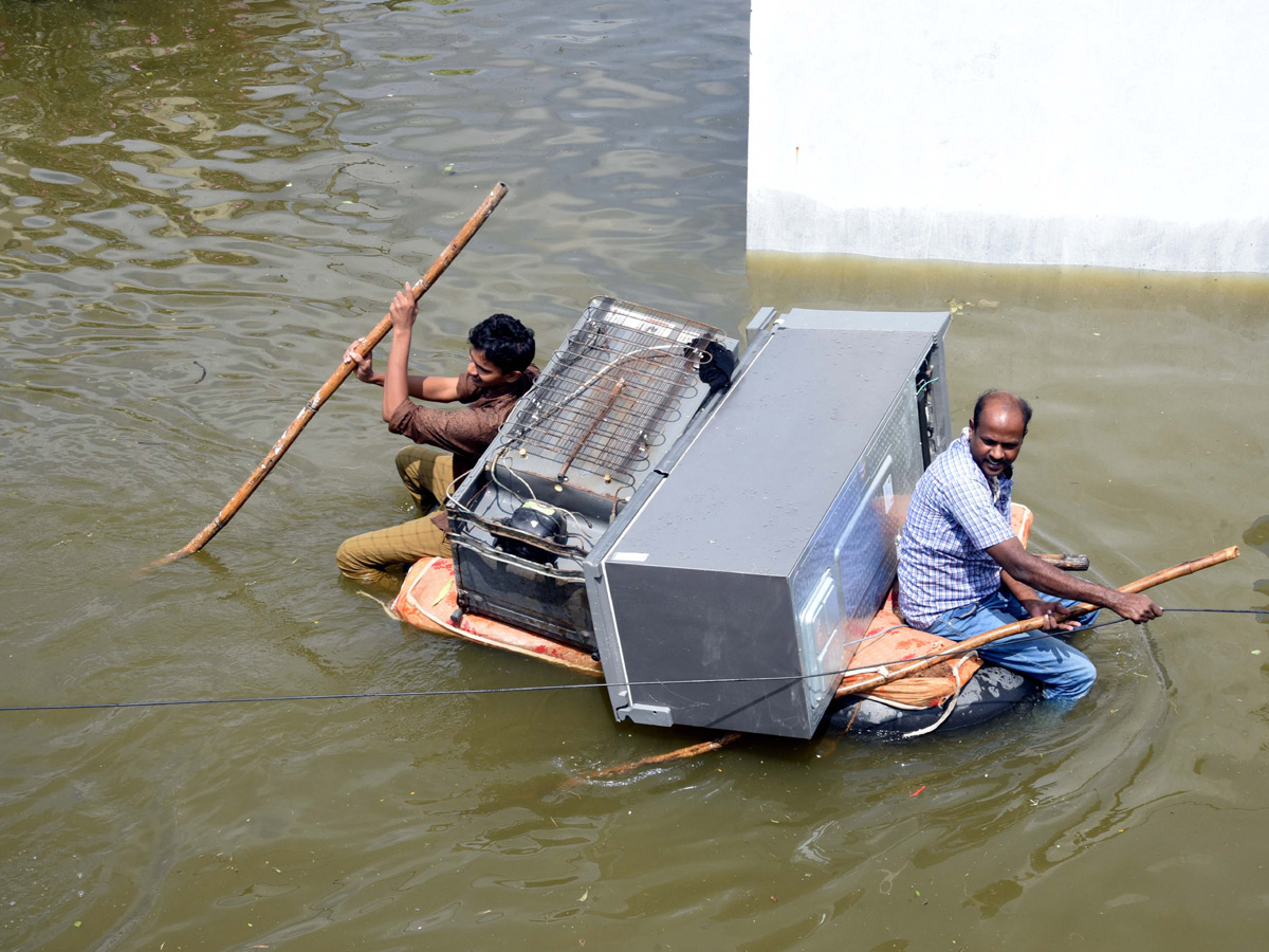 Heavy rains destroy homes and lives in Hyderabad Photo Gallery - Sakshi33