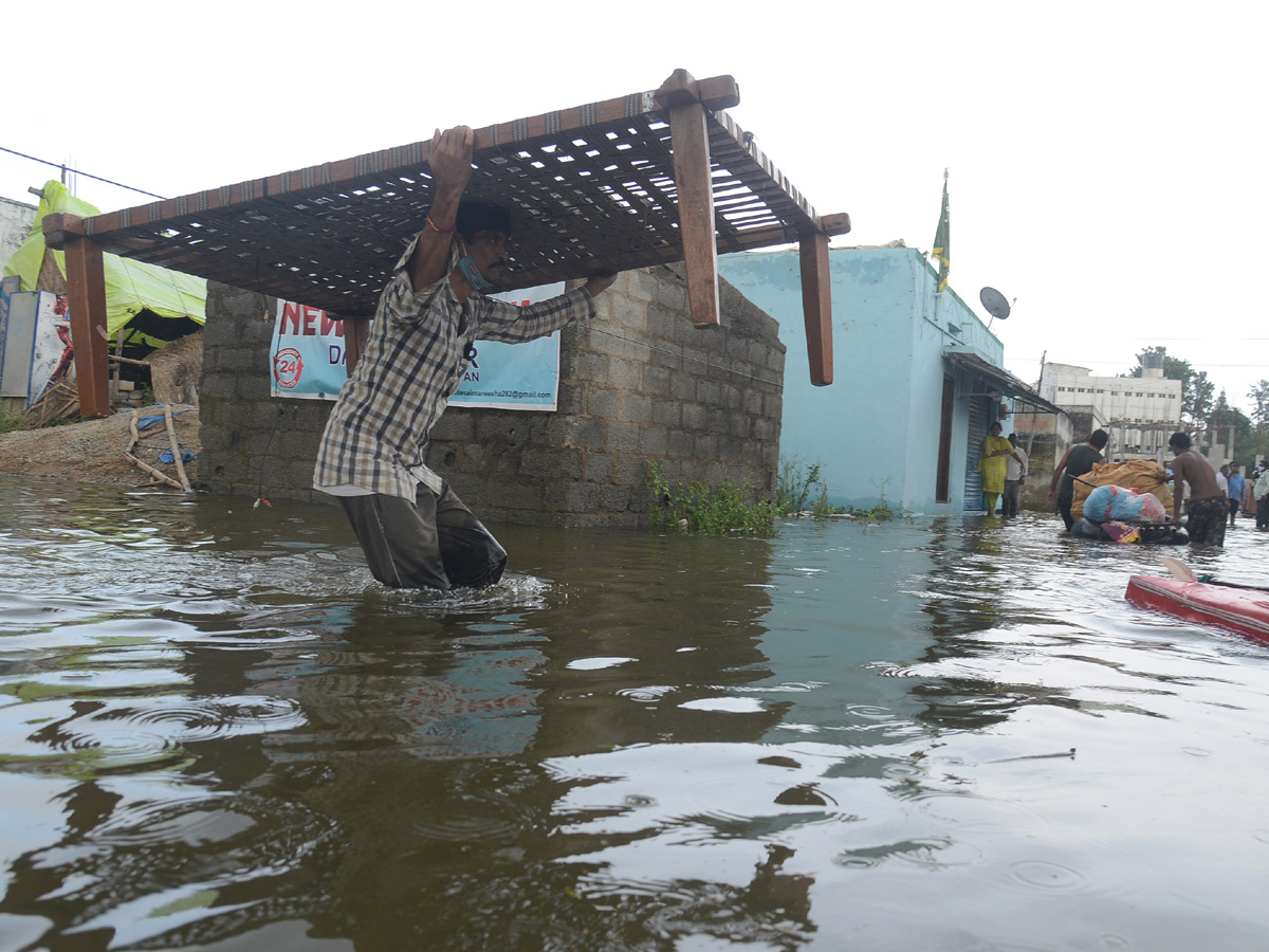 Heavy rains destroy homes and lives in Hyderabad Photo Gallery - Sakshi35