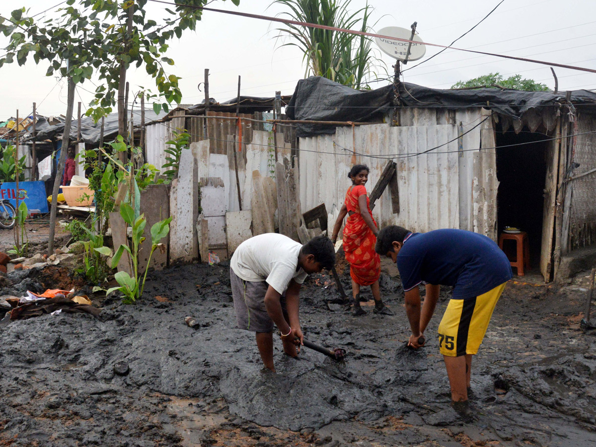 Heavy rains destroy homes and lives in Hyderabad Photo Gallery - Sakshi37