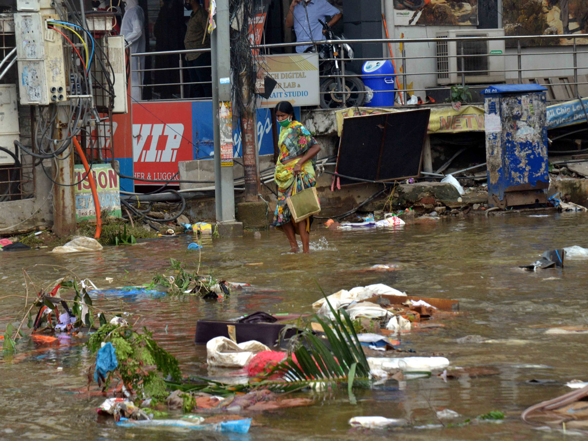 Heavy rains destroy homes and lives in Hyderabad Photo Gallery - Sakshi38