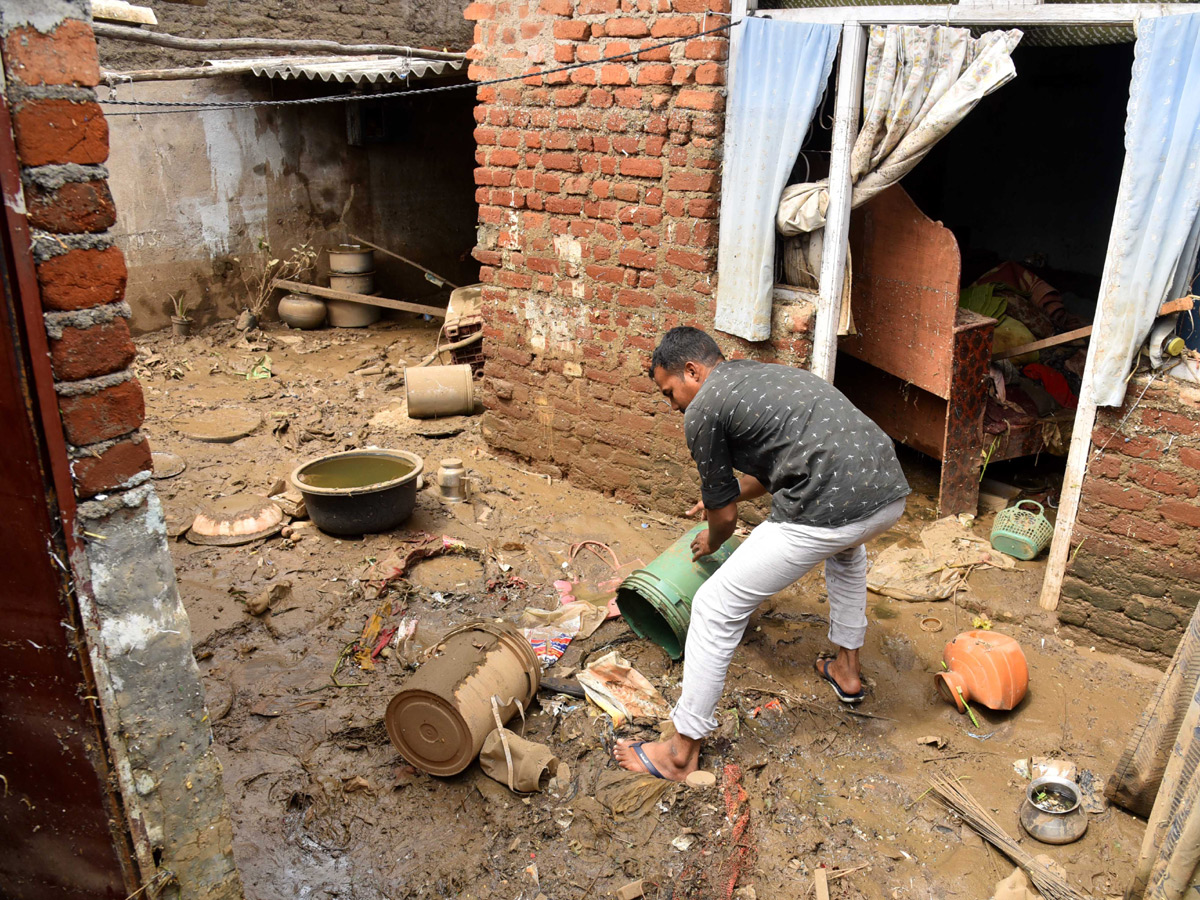 Heavy rains destroy homes and lives in Hyderabad Photo Gallery - Sakshi5