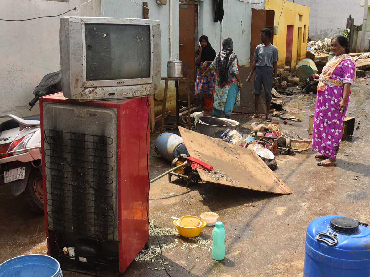 Heavy rains destroy homes and lives in Hyderabad Photo Gallery - Sakshi6