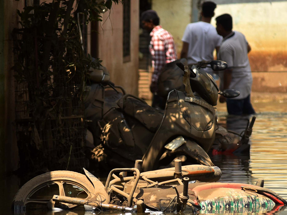 Heavy rains destroy homes and lives in Hyderabad Photo Gallery - Sakshi8