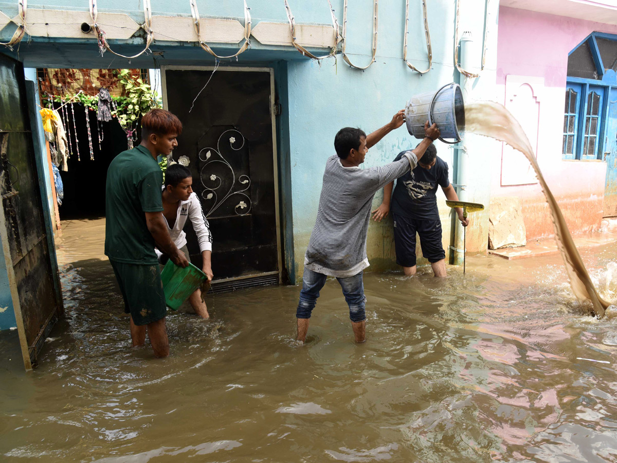 Heavy rains destroy homes and lives in Hyderabad Photo Gallery - Sakshi9