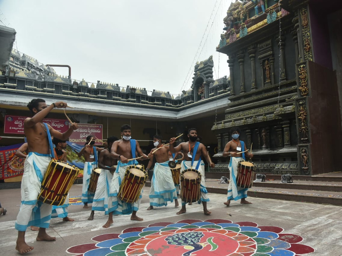 dussehra sharan navaratri festival in indrakiladri at vijayawada photo gallery - Sakshi10