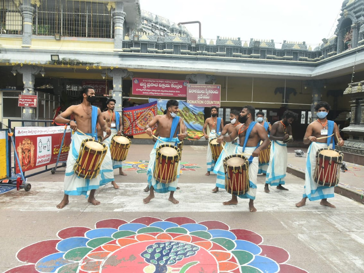 dussehra sharan navaratri festival in indrakiladri at vijayawada photo gallery - Sakshi25