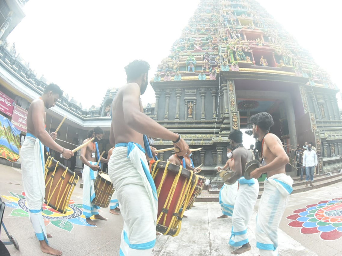 dussehra sharan navaratri festival in indrakiladri at vijayawada photo gallery - Sakshi27