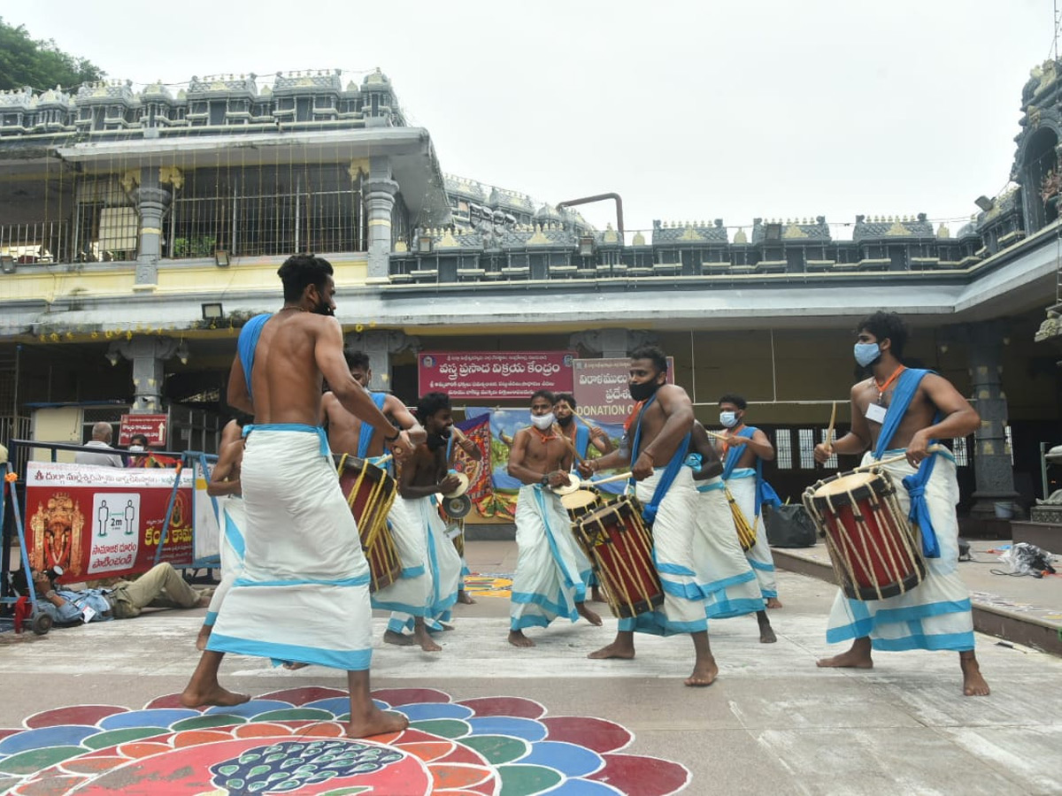 dussehra sharan navaratri festival in indrakiladri at vijayawada photo gallery - Sakshi28