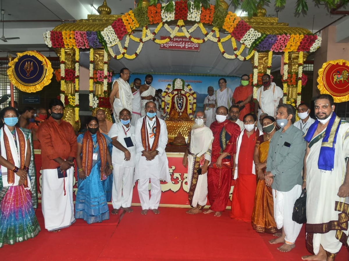 dussehra sharan navaratri festival in indrakiladri at vijayawada photo gallery - Sakshi8