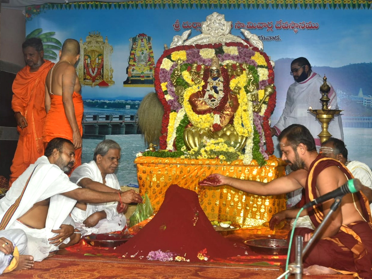 dussehra sharan navaratri festival in indrakiladri - Sakshi1