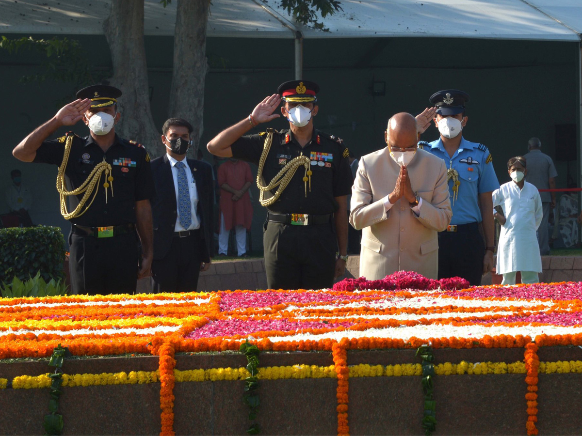 President Kovind, PM Modi pay tribute to Mahatma Gandhi at Rajghat - Sakshi1