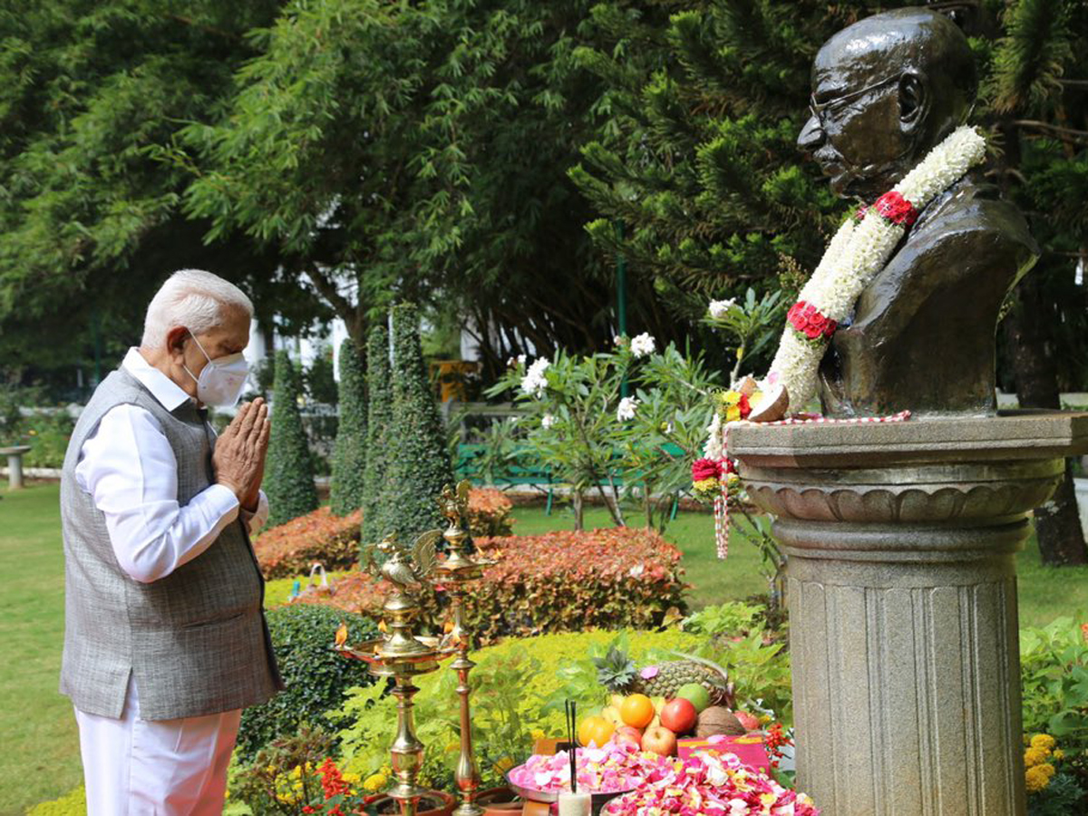 President Kovind, PM Modi pay tribute to Mahatma Gandhi at Rajghat - Sakshi5