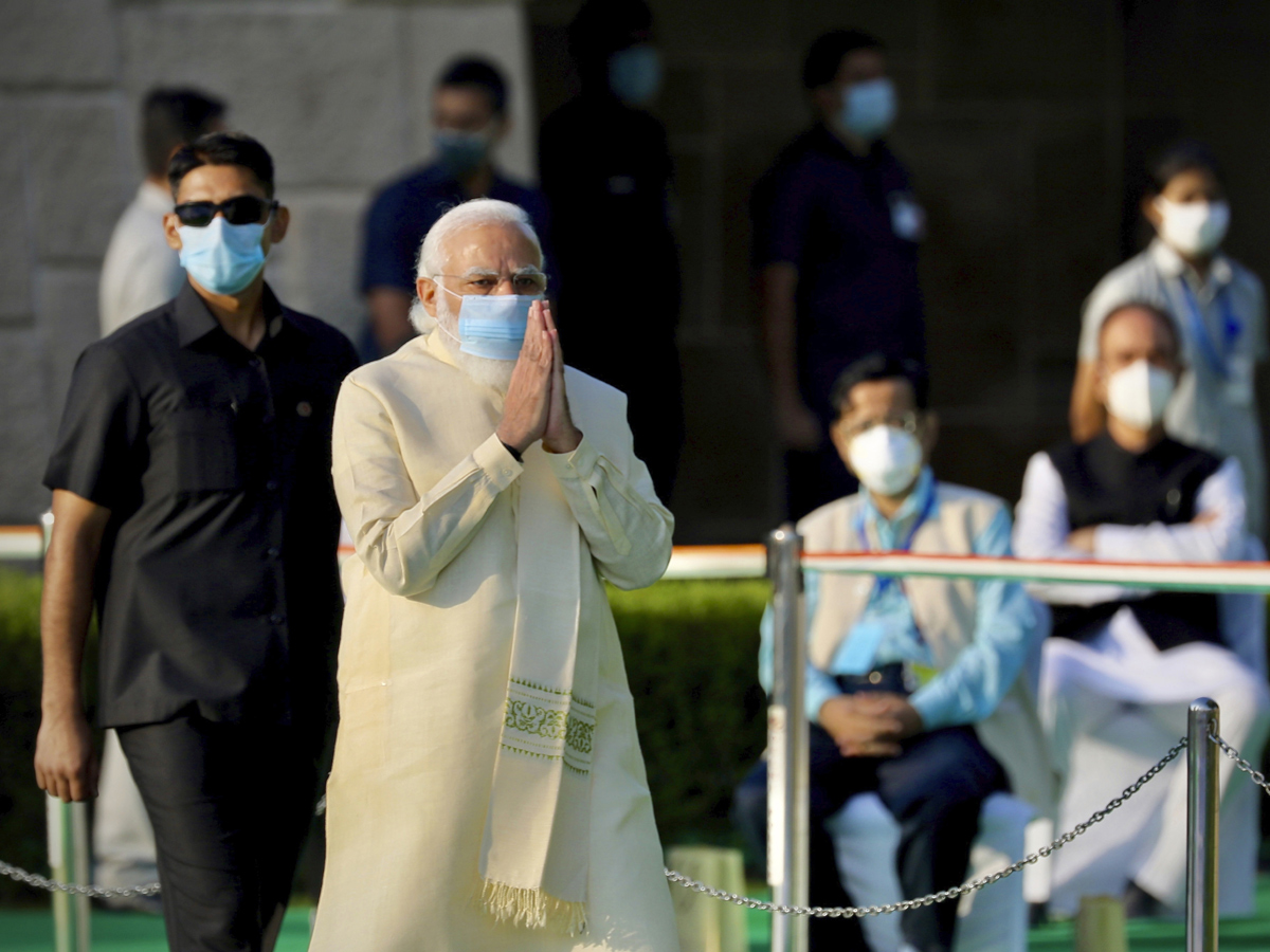 President Kovind, PM Modi pay tribute to Mahatma Gandhi at Rajghat - Sakshi2