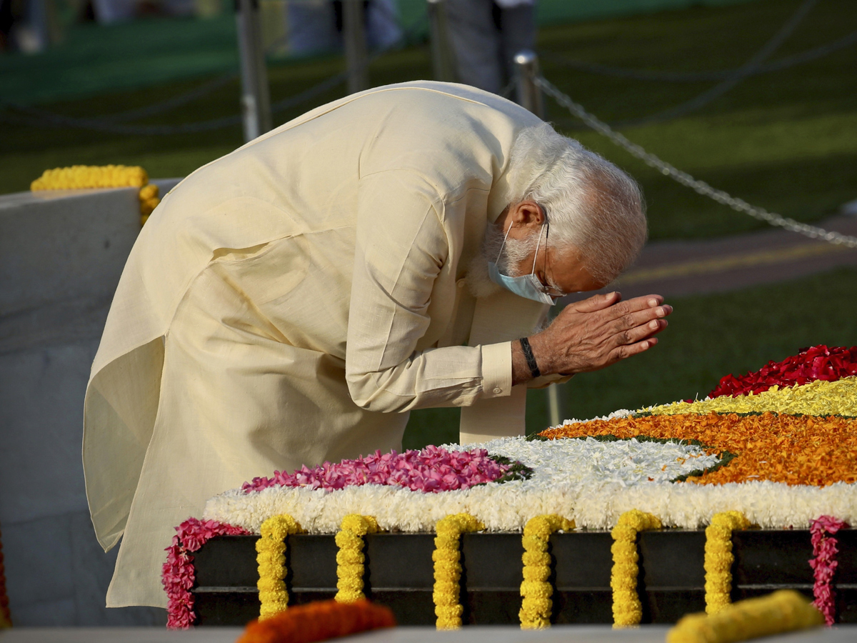 President Kovind, PM Modi pay tribute to Mahatma Gandhi at Rajghat - Sakshi3