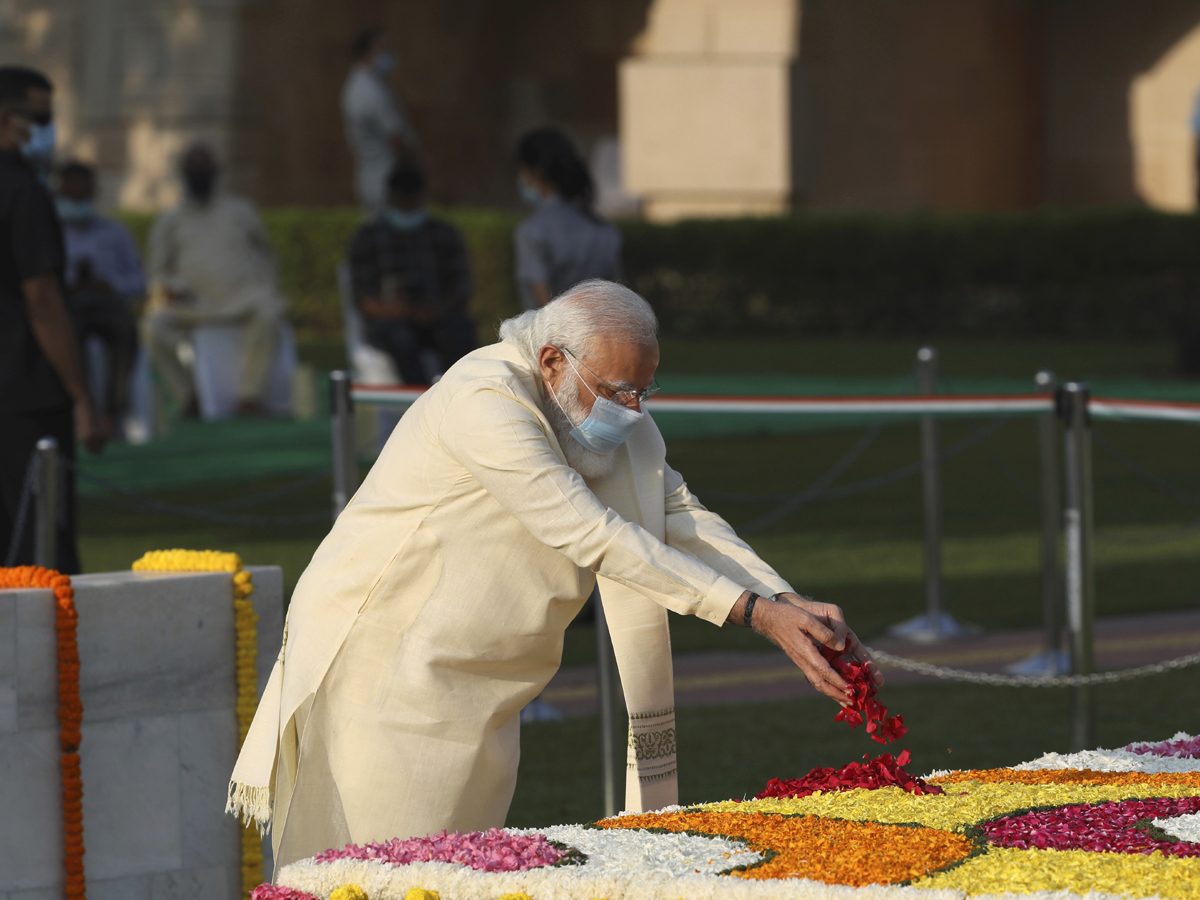 President Kovind, PM Modi pay tribute to Mahatma Gandhi at Rajghat - Sakshi4