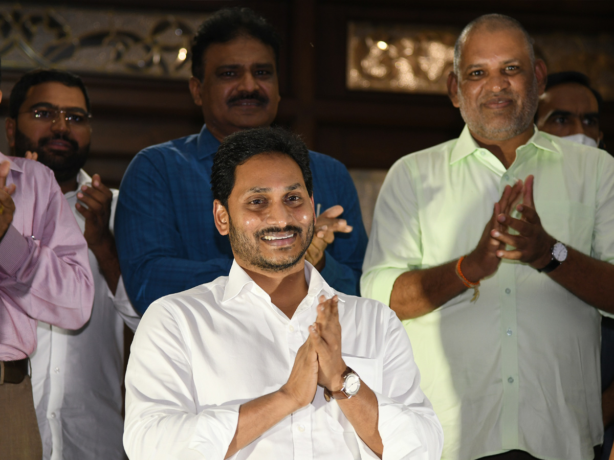  AP CM YS Jagan Clapping for Village Volunteers Photo Gallery - Sakshi2