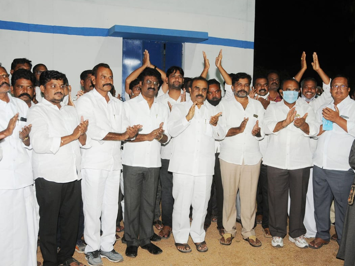  AP CM YS Jagan Clapping for Village Volunteers Photo Gallery - Sakshi10