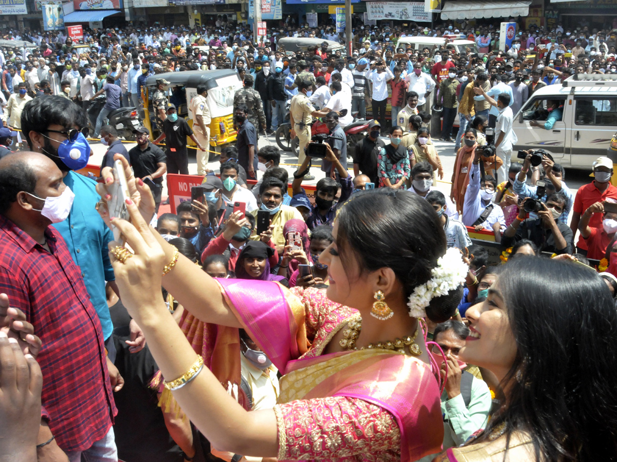 Actress Payal Rajput and Hebah Patel Inaugurates Chennai Shopping Mall IN Nizamabad Photo Gallery - Sakshi2