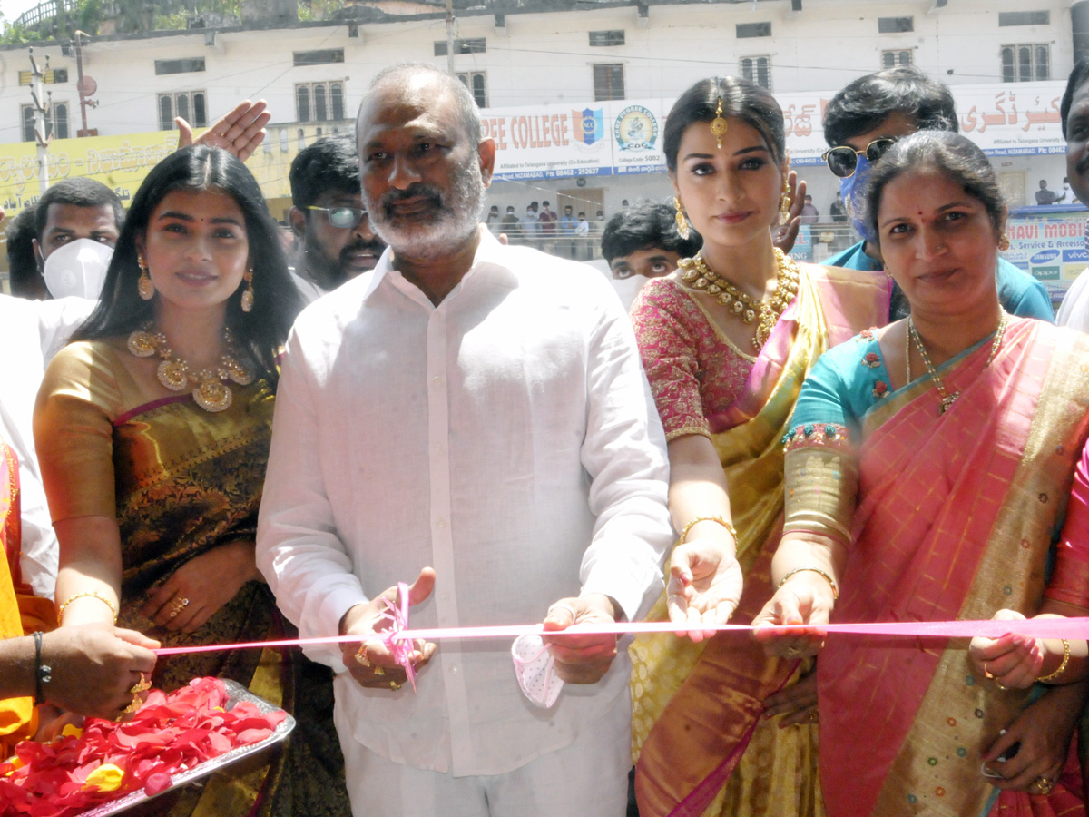 Actress Payal Rajput and Hebah Patel Inaugurates Chennai Shopping Mall IN Nizamabad Photo Gallery - Sakshi10