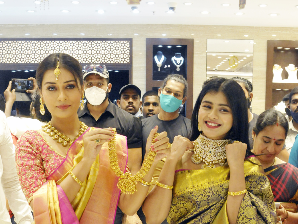 Actress Payal Rajput and Hebah Patel Inaugurates Chennai Shopping Mall IN Nizamabad Photo Gallery - Sakshi13