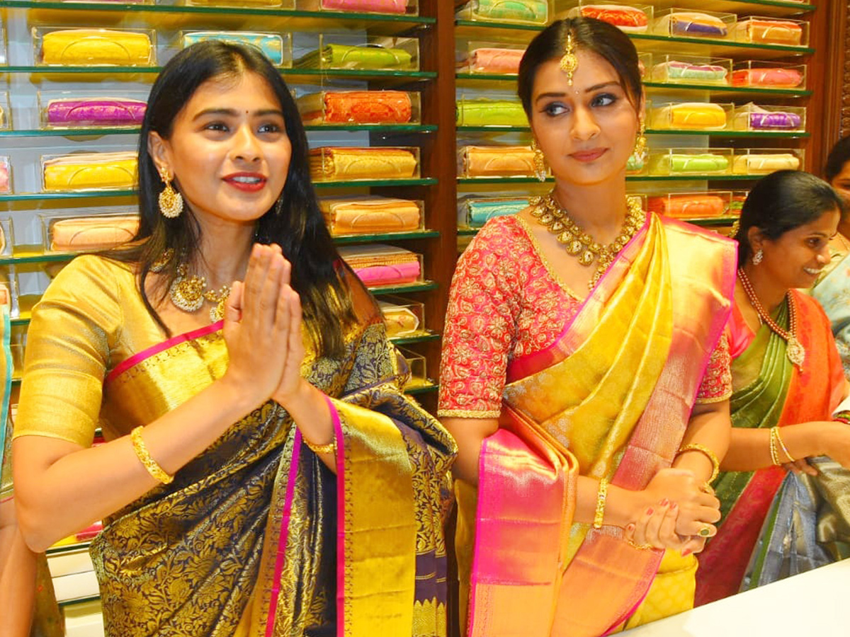 Actress Payal Rajput and Hebah Patel Inaugurates Chennai Shopping Mall IN Nizamabad Photo Gallery - Sakshi5