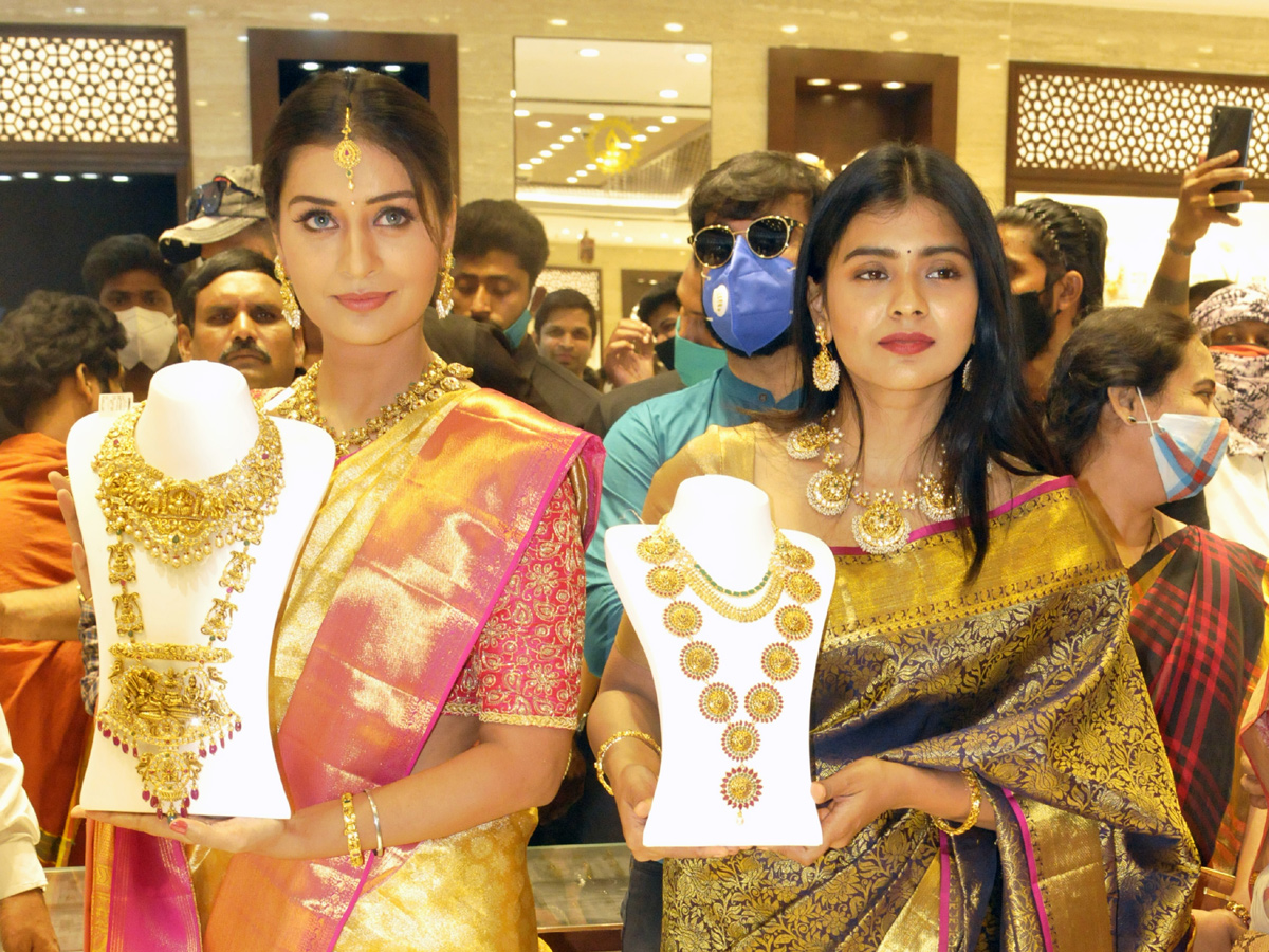 Actress Payal Rajput and Hebah Patel Inaugurates Chennai Shopping Mall IN Nizamabad Photo Gallery - Sakshi7